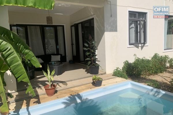 Riviere Noire a loué charmante villa trois chambres avec piscine située dans un quartier résidentiel au calme et proche de toutes commodités.