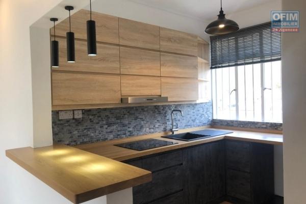 A vendre appartement au centre de Port Louis et proche de toutes commodités.