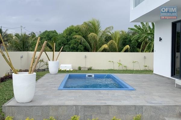 La Gaulette à louer agréable et récente villa 3 chambres, un bureau et espace détente avec piscine située dans un quartier calme.