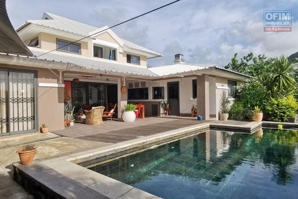 Tamarin à vendre deux agréables villas récentes de quatre chambres chacune et avec chacune leurs piscines sur un terrain de 2109m2