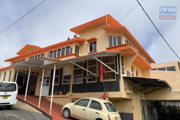 Curepipe 16 eme mille à vendre grande villa six chambres avec Garage.