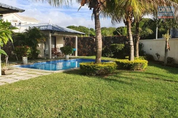 Quatre Bornes Pierrefonds à vendre magnifique et récente villa trois chambres plus studio indépendant avec piscine et garage située dans un morcellement résidentiel et sécurisé.