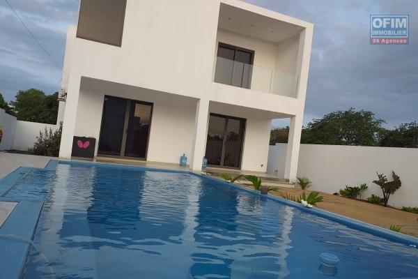 A vendre villa sur le chemin 20 pieds à Grand Baie proche de Super U et de toutes commodités .