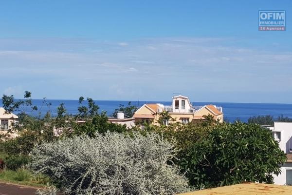 Albion à vendre magnifique et récente villa décoré avec goût trois chambres ensuite avec piscine située dans un quartier résidentiel au calme.