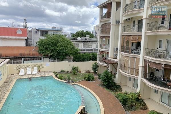 Flic en Flac à louer appartement 2 chambres situé dans une résidence sécurisée avec piscine en plein centre du village à deux pas de la plage et des commerces.