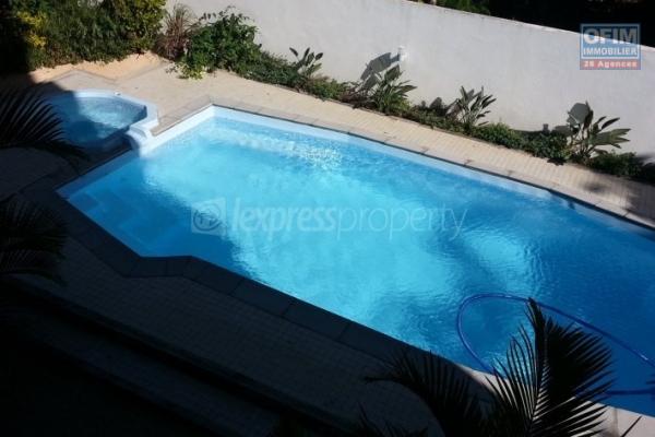 A louer appartement non-meublé de 3 chambres avec une vue imprenable dans résidence avec piscine a Rivière Noire île Maurice