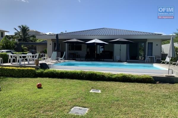 Tamarin à vendre récente et belle villa contemporaine avec trois chambres plus une chambre indépendante, piscine et abri 2 voitures située dans un morcellement résidentiel au calme