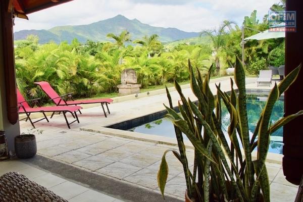 Riviere Noire luxueuse villa à vendre accessible aux étrangers trois chambres, Piscine et Garage, située en pleine nature dans un morcellement sécurisé au calme.