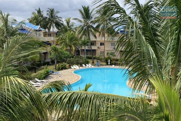 Flic en Flac à louer appartement de 3 chambres situé au deuxième étage dans une résidence de standing avec piscine et un tennis très proche de la plage à Flic en Flac.