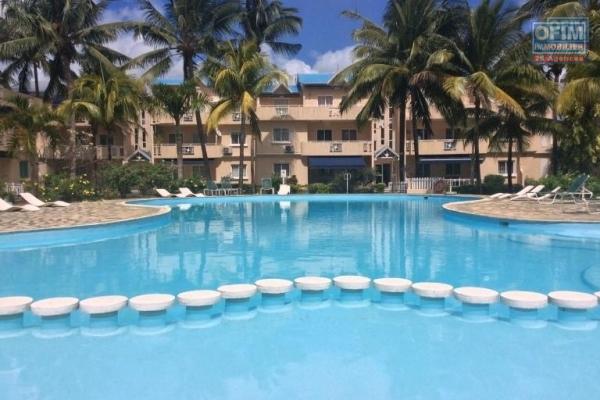 Flic en Flac à vendre appartement de 3 chambres situé dans une résidence de standing au 2ème et dernier étage avec piscine et un tennis très proche de la plage à Flic en Flac.