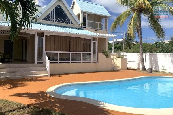 Flic En Flac à louer agréable villa quatre chambres avec piscine située dans un quartier résidentiel au calme.
