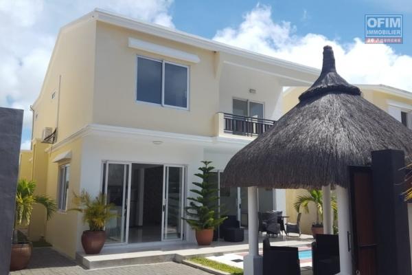 Location belle villa de type F4 avec une piscine privée dans une résidence sécurisée à Bain Boeuf.