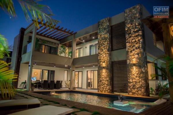 Location superbe villa neuve de 284 m2 habitable avec piscine privée et beau jardin sur 18 perches de terrain à la Pointe aux Canonniers.