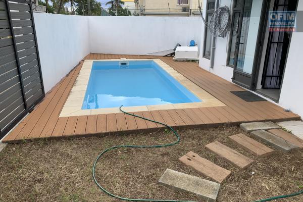 Flic En Flac à louer appartement trois chambres ensuite climatisées avec piscine commune et parking.