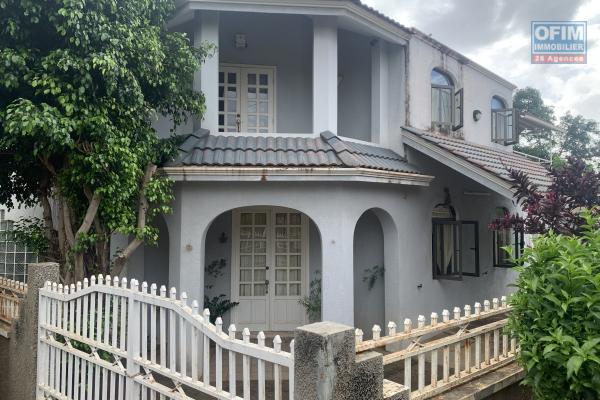 Pointe aux Sables à vendre villa trois chambres dans un quartier calme, prévoir des travaux de rénovation.