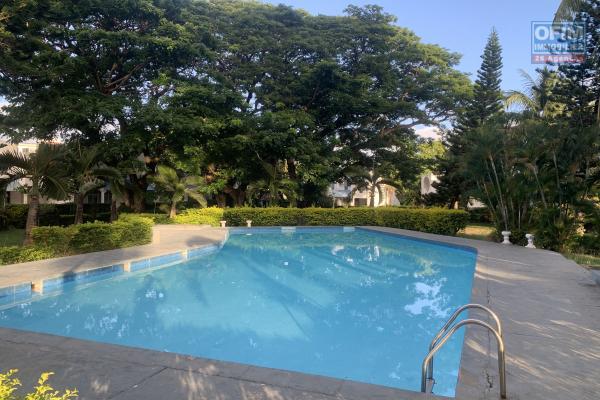 Flic En Flac à louer duplex trois chambres avec piscine situé dans un complexe sécurisé au calme et à deux pas de la plage et des commerces.