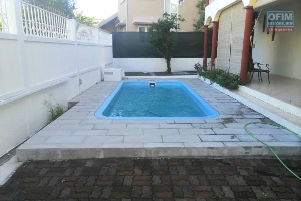Villa à louer dans un très bon quartier de Pereybere proche plage et de toute commodités.