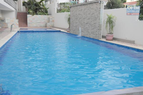Flic en Flac à louer appartement 3 chambres climatisées avec piscine, situé dans une résidence sécurisée proche commerces et plage.