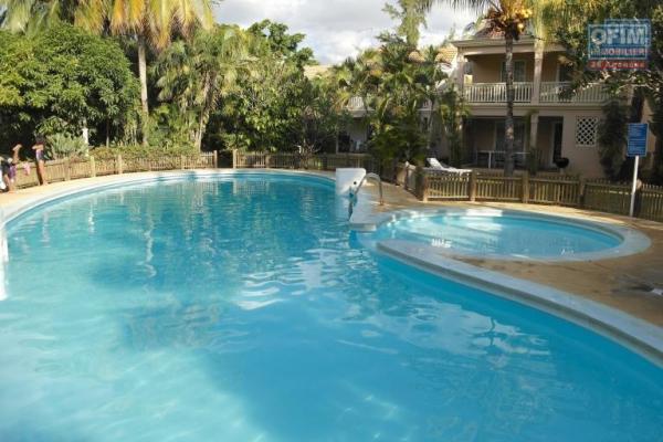 Flic en Flac rare et exceptionnel location villa à 10 mètres de la plage et des commerces dans un complexe sécurisé avec gardien 24h/24h.