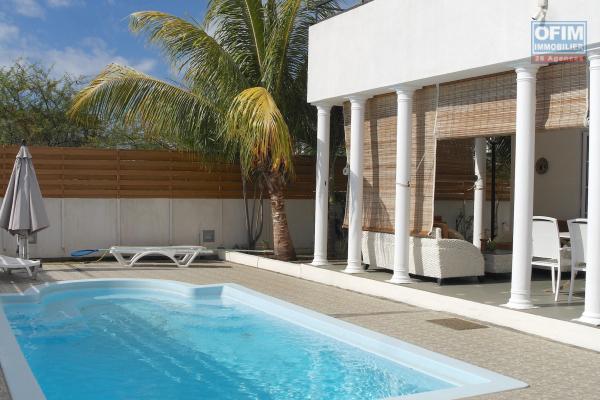 Rivière Noire à louer récente et grande villa 4 chambres avec piscine proche des commodités avec vue imprenable sur le toit qui bénéficie d’un kiosque.