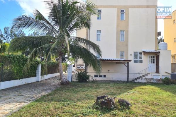 Flic En Flac à vendre appartement trois chambres situé face a l’océan avec parking au calme.