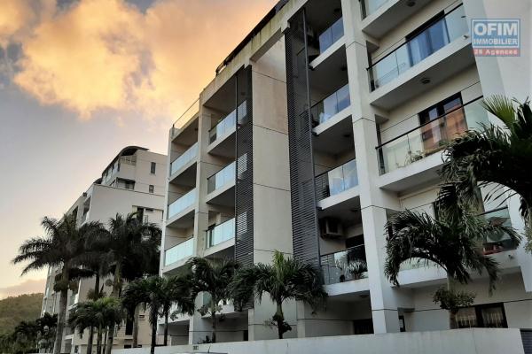 Phoenix à vendre confortable appartement de 3 chambres très bien situé dans résidence sécurisée avec club house & piscine chauffée.