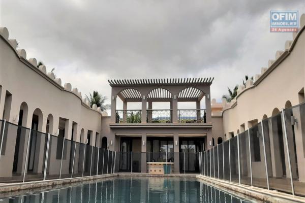 Flic-en-Flac à vendre spacieuse maison de style marocain de 4 chambres, avec très grande piscine et immense toit terrasse.