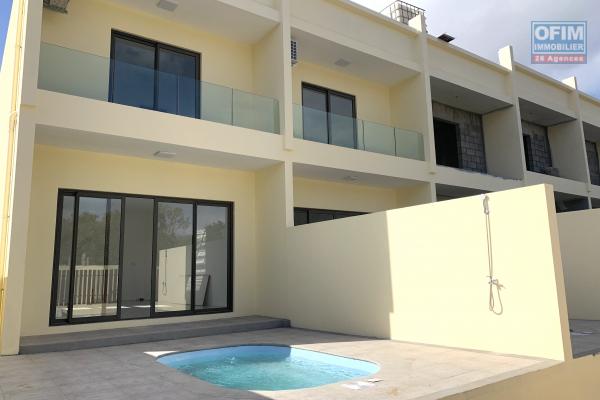 Flic En Flac à vendre duplex trois chambres avec piscine au calme.
