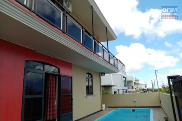 A louer villa d'un ensemble de 3 logements avec piscine commune à Mont Choisy.