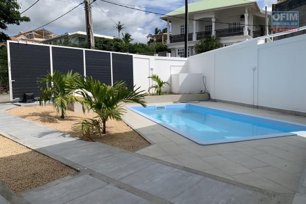 Flic en Flac à louer villa neuve 4 chambres avec piscine située dans un quartier résidentiel et calme.