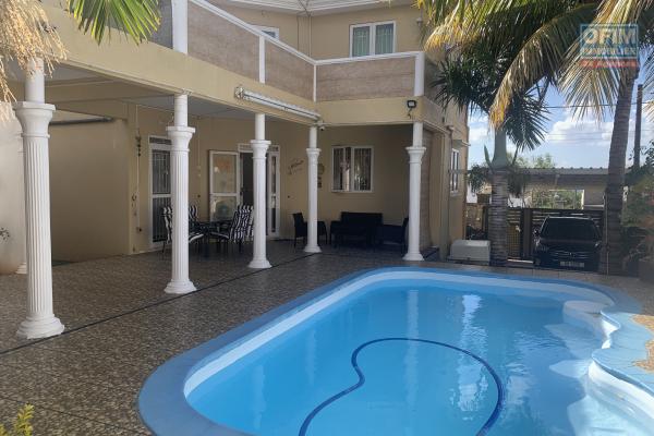 Pointe aux sables à vendre villa trois chambres avec piscine située dans un morcellement résidentiel au calme.