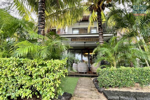 Rivière Noire à vendre duplex de 3 chambres à coucher, pied dans l’eau, situé dans l’unique marina résidentielle de l’ile.