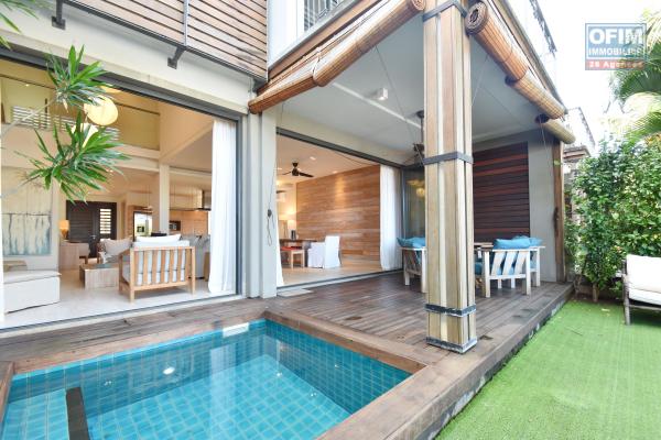 Rivière Noire à vendre élégant duplex de 3 chambres à coucher, pied dans l’eau, situé dans l’unique marina résidentielle de l’ile.