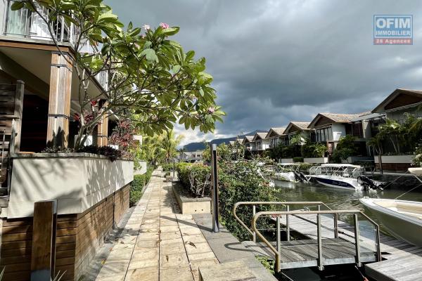 Rivière Noire à vendre duplex de 3 chambres à coucher, pied dans l’eau, situé dans l’unique marina résidentielle de l’ile.