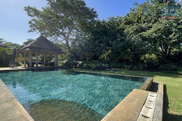 Tamarin à vendre luxueuse villa de 4 chambres à coucher dans un domaine de golf et à deux pas de la plage.