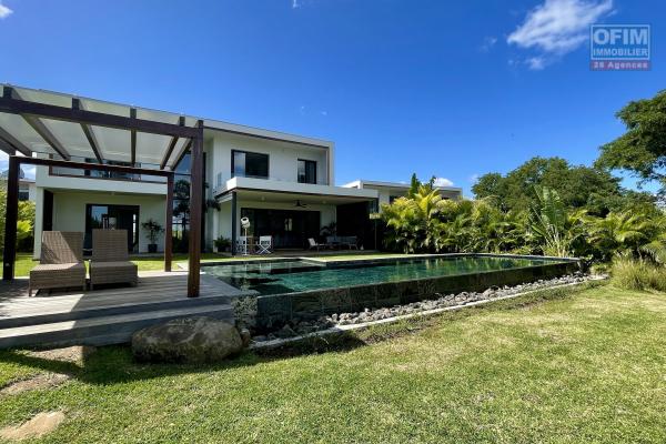Tamarin à vendre magnifique villa de 3 chambres à coucher avec vue imprenable sur la baie de Tamarin au calme.