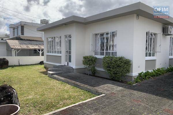 Quatre Bornes à louer ravissante maison a trois chambres avec garage en plein cœur de ville au calme.