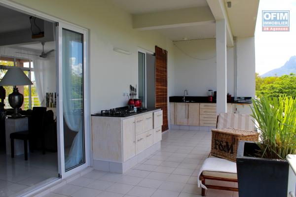 Flic en Flac à vendre magnifique penthouse de 4 chambres à coucher + studio indépendant dans un complexe sécurisé avec vue sur un domaine privé à proximité des commodités.