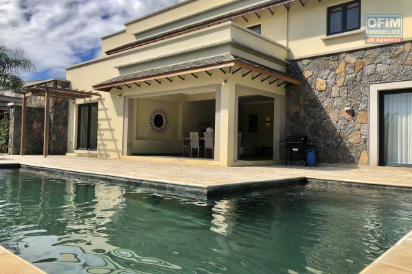 Rivière-Noire à vendre magnifique villa de 5 chambres à coucher climatisées dans un domaine clôturé avec vue sur la montagne proche des commodités.