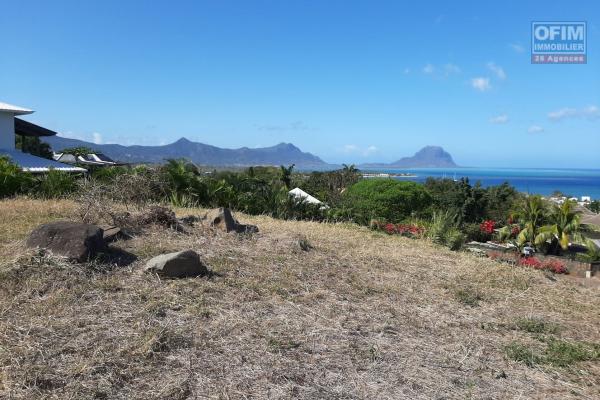 Rivière Noire vente terrain de 600M2 avec une époustouflante vue sur l’océan et le morne, situé dans un domaine sécurisé