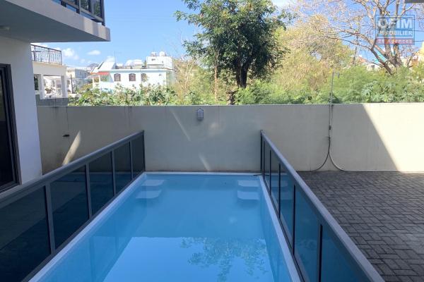  Flic En Flac à Louer agréable et Récents appartement trois chambres avec piscine commune situé à 50 m de la plage au calme.