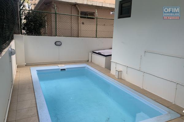 Flic En Flac à louer récent appartement trois chambres avec piscine à deux pas de la plage et des commerces au calme.