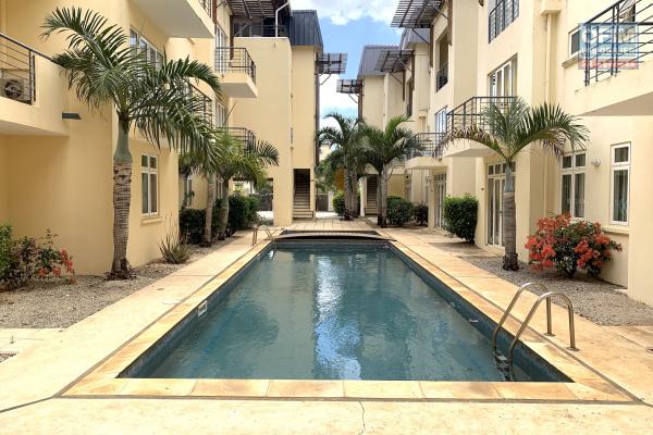 Flic En Flac a loué un agréable appartement duplex trois chambres avec piscine situé en centre-ville au calme à deux pas de la plage.