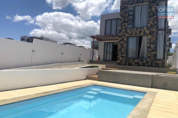 Flic en Flac à louer villa neuve duplex 3 chambres avec piscine située dans un quartier calme et résidentiel.