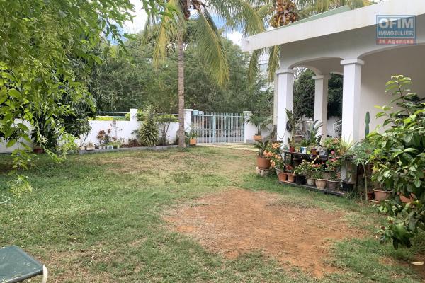 Flic En Flac à vendre villa trois chambres avec appartement indépendant et garage au calme proche des commerces et de la plage.