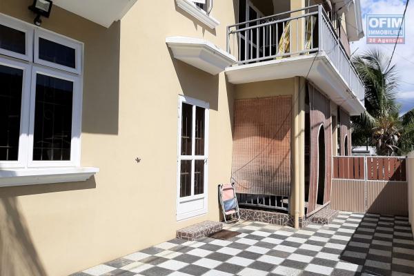 Rivière-Noire à louer appartement de 2 chambres idéalement situé par rapport à la plage et aux commerces.