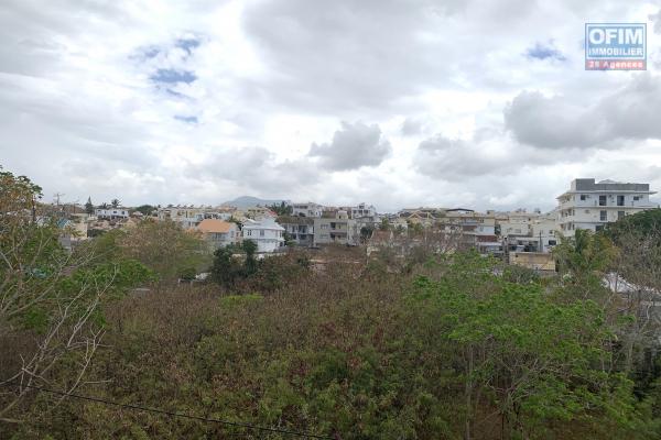 Flic En Flac à vendre appartement trois chambres situé dans une résidence avec piscine, salle de sport et ascenseur au calme.