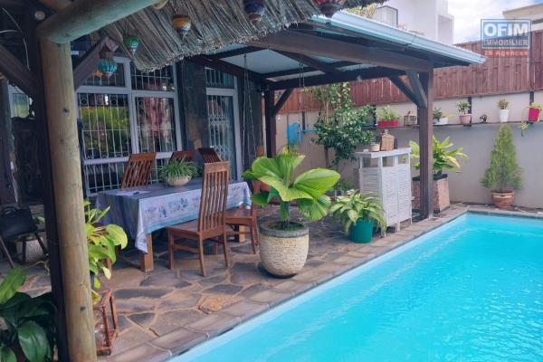 A vendre grande villa moderne de 400 m2 avec piscine privée non loin de la plage à Mont Choisy.