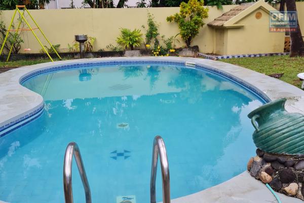Flic en Flac à louer villas 5 chambres avec piscine située dans un quartier résidentiel et calme.