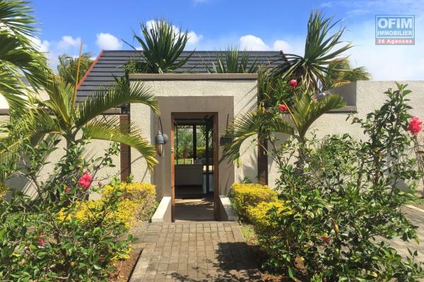 A louer très belle villa de 3 chambres à coucher avec beau jardin et piscine privée à Grand Baie.